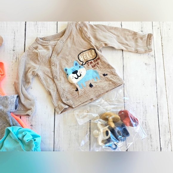 Large LOT of 16 Pieces Newborn Onesies, Clothes, New Socks, New Pacifiers - Picture 4 of 9